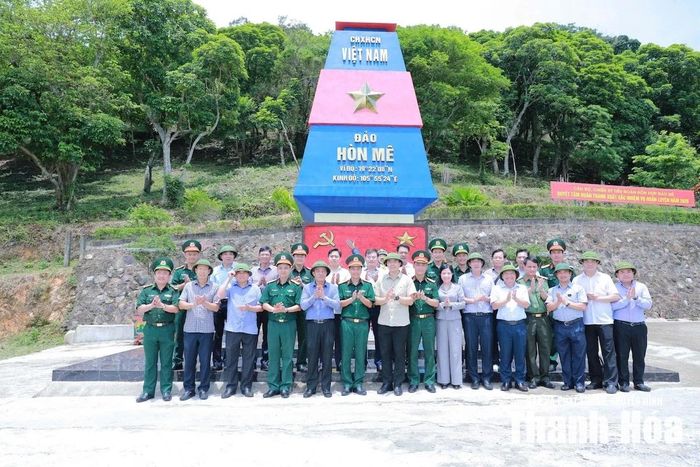 Đoàn công tác chụp ảnh lưu niệm tại đảo Mê.