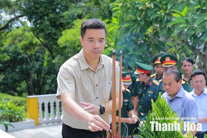 Phó Bí thư Thường trực Tỉnh ủy Nguyễn Hồng Phong thành kính dâng hương tưởng niệm các anh hùng liệt sĩ.