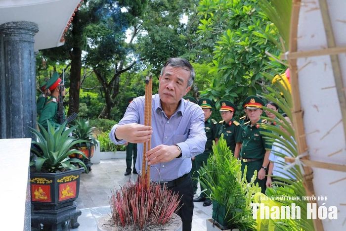 Bí thư Tỉnh ủy Lê Đức Thái thành kính dâng hương tưởng niệm các anh hùng liệt sĩ.
