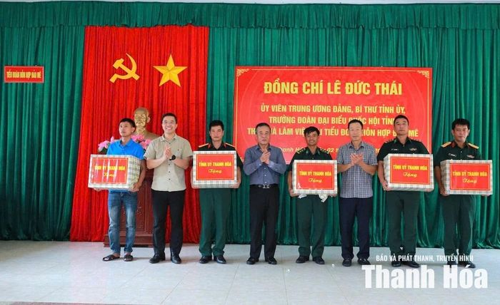 Bí thư Tỉnh ủy Lê Đức Thái và các đồng chí lãnh đạo tỉnh tặng quà động viên cán bộ, chiến sĩ Tiểu Đoàn hỗn hợp Đảo Mê, Trạm Biên phòng, Trạm Hải Đăng, Lữ đoàn Công binh 414 đang thi công các công trình trên đảo.