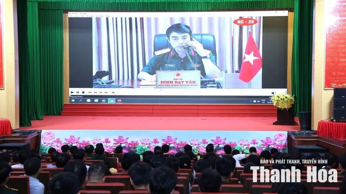 Đại biểu xem video clip tình huống chuyển địa phương từ trạng thái sẵn sàng chiến đấu cao lên trạng thái khẩn cấp về quốc phòng.