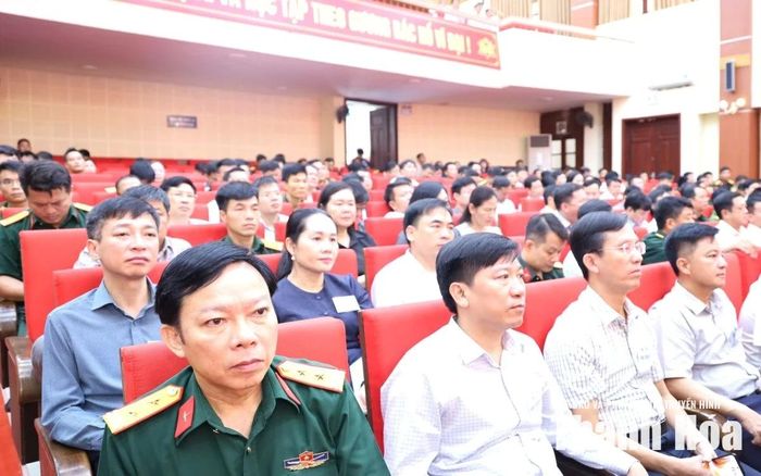 Các lực lượng và đại diện xã, phường dự khai mạc diễn tập.