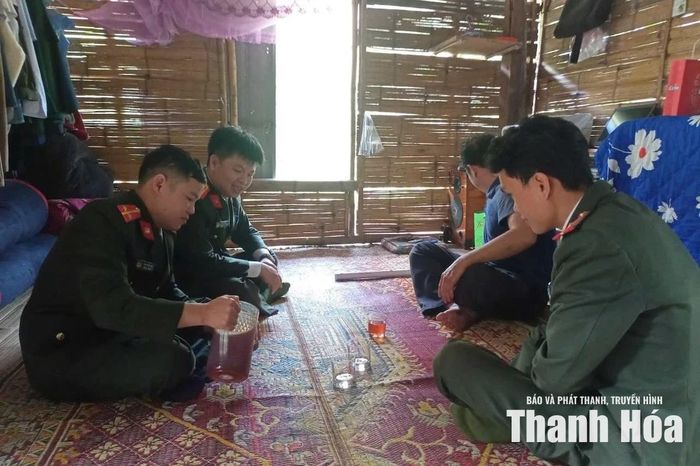 Ở xã Mường Lát, chỉ là ngồi uống vài chén trà trong căn nhà sàn, nhưng từ đó nhiều thông tin quan trọng được phát hiện, giúp lực lượng công an chủ động phòng ngừa từ sớm.
