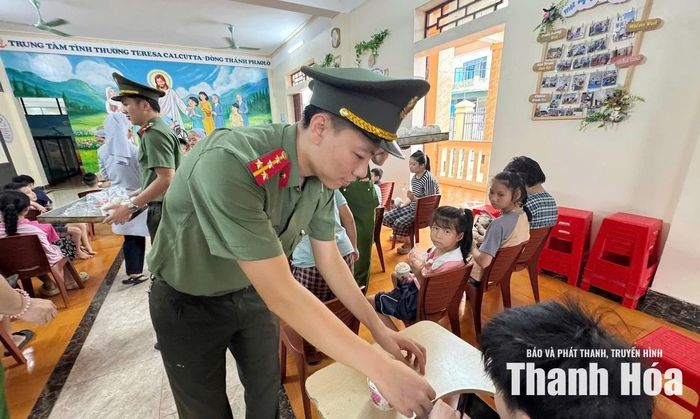 Đặc thù vùng biển, vùng giáo, đòi hỏi cán bộ, chiến sĩ an ninh phường Tĩnh Gia luôn hòa mình vào đời sống Nhân dân để tuyên truyền, phổ biến pháp luật và triển khai các biện pháp bảo đảm an ninh trật tự.