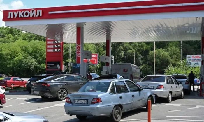 Các phương tiện xếp hàng chờ đổ xăng tại một cây xăng ở thành phố Rostov-on-Don, Nga, ngày 29 tháng 6 năm 2026. Ảnh: Reuters.