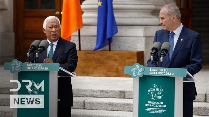 Thủ tướng Ireland Micheál Martin (phải) và Chủ tịch Hội đồng châu Âu António Costa tại buổi lễ diễn ra ở thủ đô Dublin, ngày 1/7/2026. Ảnh: DRM.
