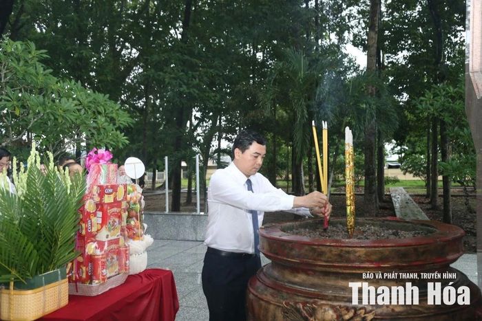 Chủ tịch UBND tỉnh Nguyễn Hoài Anh dâng hương tại tượng đài Nghĩa trang Liệt sĩ Châu Thành.