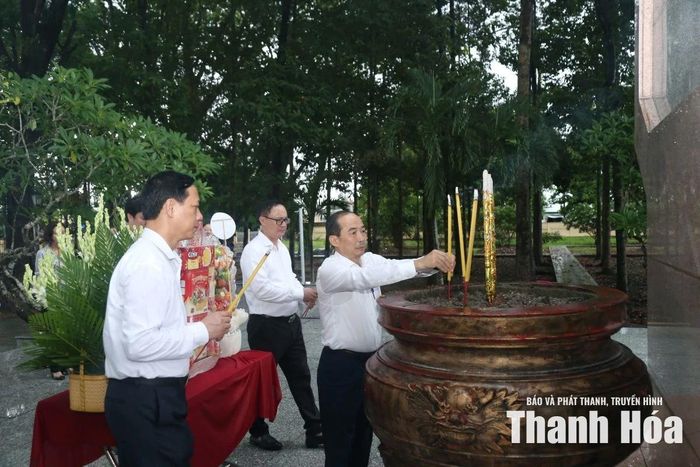 Phó Chủ tịch Thường trực HĐND tỉnh Lê Tiến Lam cùng các đại biểu dâng hương tại tượng đài Nghĩa trang Liệt sĩ Châu Thành.