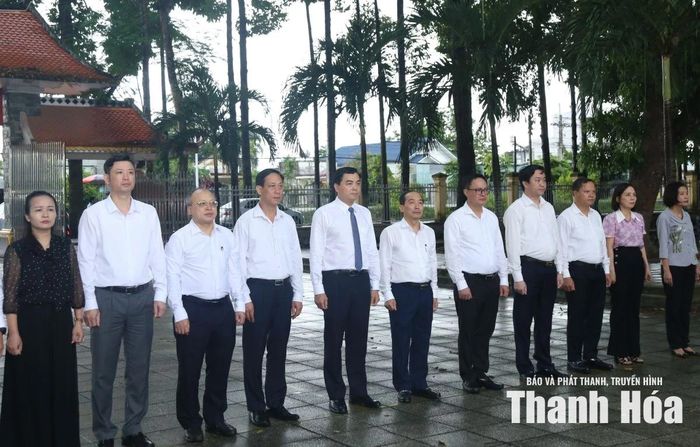 Đoàn công tác tỉnh Thanh Hóa viếng các Anh hùng liệt sĩ tại Nghĩa trang Liệt sĩ Châu Thành.
