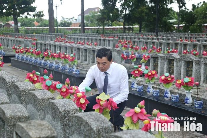 Chủ tịch UBND tỉnh Nguyễn Hoài Anh dâng hương lên từng phận mộ các Anh hùng liệt sĩ tại Nghĩa trang Liệt sĩ Châu Thành.