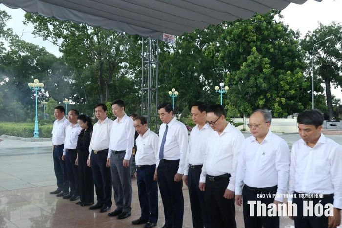 Các đại biểu thành kính tưởng niệm các Anh hùng liệt sỹ.