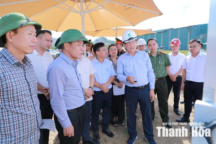 Bí thư Tỉnh ủy Lê Đức Thái và các đồng chí lãnh đạo tỉnh nghe báo cáo dự án Khu xử lý chất thải tập trung Nghi Sơn.