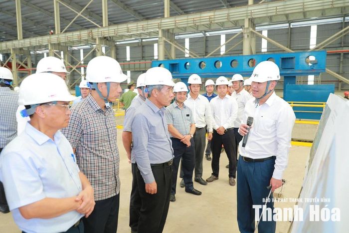 Bí thư Tỉnh ủy Lê Đức Thái và các đồng chí lãnh đạo tỉnh nghe báo cáo tiến độ dự án Nhà máy luyện cán thép Nghi Sơn số 2.