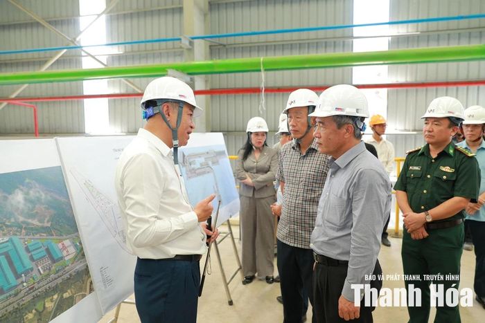 Bí thư Tỉnh ủy Lê Đức Thái trao đổi với nhà đầu tư Nhà máy luyện cán thép Nghi Sơn số 2.