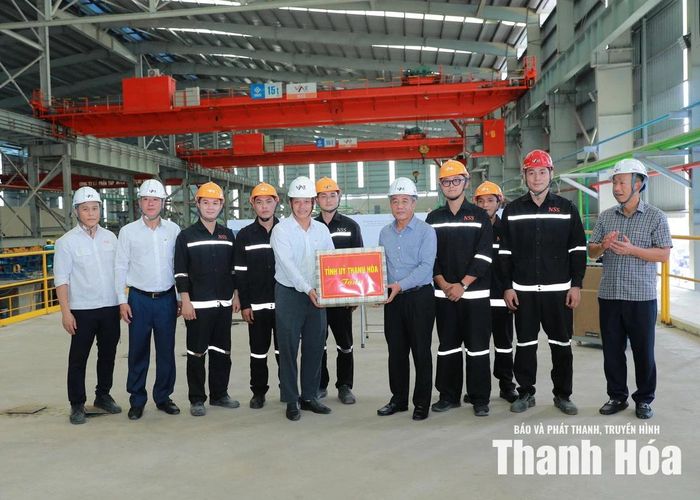 Tại các nơi đến kiểm tra, Bí thư Tỉnh ủy Lê Đức Thái và các đồng chí lãnh đạo tỉnh đã tặng quà cho công nhân và người lao động.