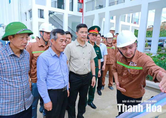 Bí thư Tỉnh ủy Lê Đức Thái và các đồng chí lãnh đạo tỉnh nghe báo cáo tiến độ dự án Nhà máy hóa chất Đức Giang.