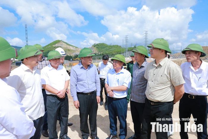 Bí thư Tỉnh ủy Lê Đức Thái và các đồng chí lãnh đạo tỉnh nghe báo cáo tiến độ dự án Khu Công nghiệp Đồng Vàng.