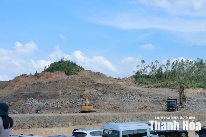Tại Khu Công nghiệp Đồng Vàng, chủ đầu tư đang tập trung trang thiết bị, nhân lực để thi công dự án.