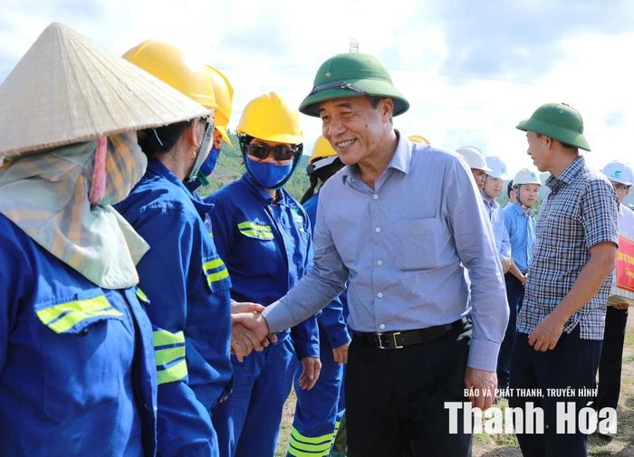 Bí thư Tỉnh ủy Lê Đức Thái với công nhân lao động tại Nhà máy xử lý chất thải tập trung Nghi Sơn.
