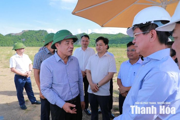 Bí thư Tỉnh ủy Lê Đức Thái trao đổi với nhà đầu tư dự án Khu xử lý chất thải tập trung Nghi Sơn.