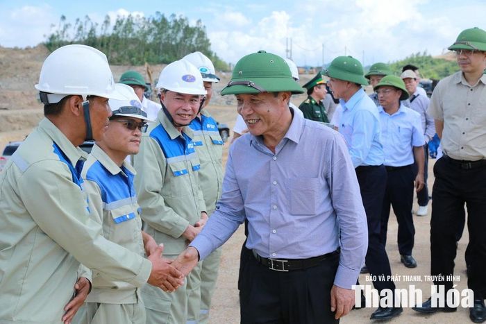 Bí thư Tỉnh ủy Lê Đức Thái thăm hỏi công nhân lao động trên công trường dự án Khu Công nghiệp Đồng Vàng.