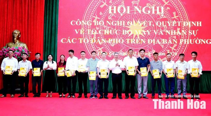Lãnh đạo phường Tĩnh Gia trao quyết định thành lập các chi bộ tổ dân phố; chỉ định chi ủy, bí thư, phó bí thư các chi bộ, nhiệm kỳ 2025-2030.