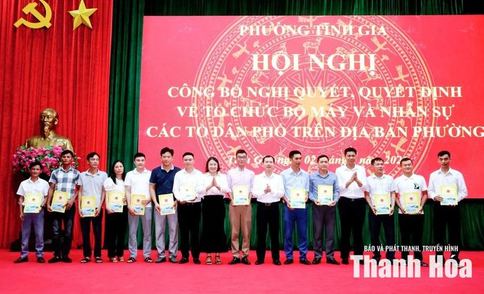 Các đồng chí lãnh đạo UBND phường trao các quyết định chỉ định tổ trưởng tổ dân phố lâm thời.