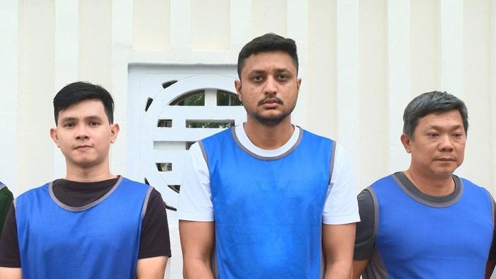 Đối tượng Abhishek Deepak Patel, quốc tịch Ấn Độ (giữa) là người quản lý hàng hóa và tiền bán hàng của đường dây buôn lậu kim cương tại Việt Nam
