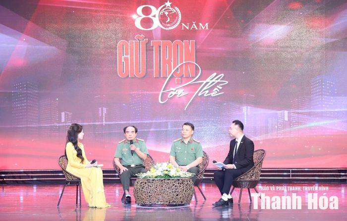 Đại tá Tống Xuân Giáp, nguyên Phó Giám đốc Công an tỉnh và đại biểu giao lưu tại chương trình.