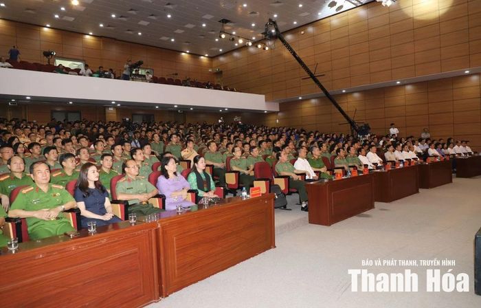 Đại biểu dự chương trình.