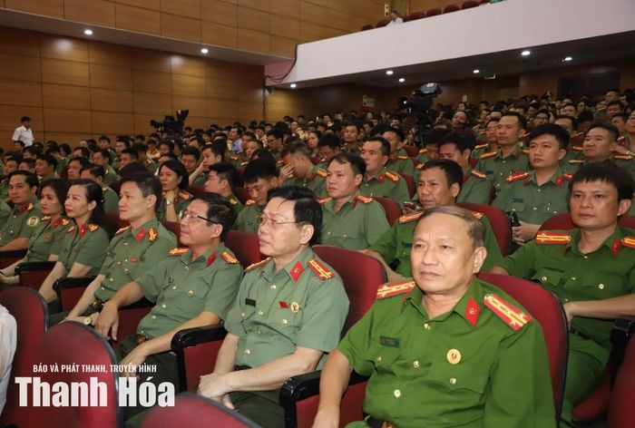 Đại biểu dự chương trình.