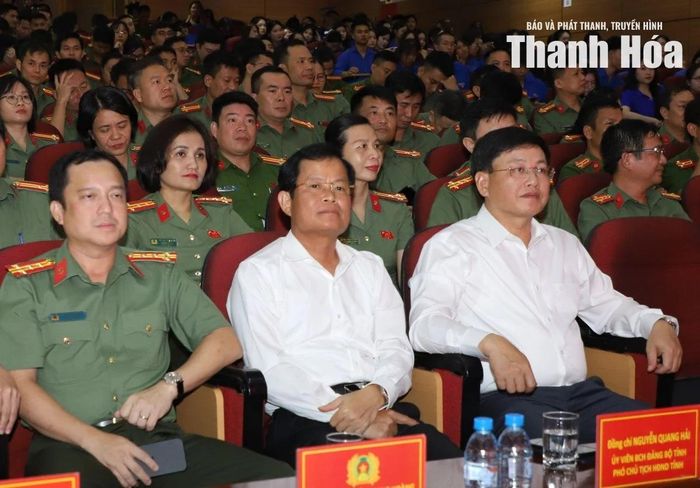 Phó Chủ tịch Thường trực UBND tỉnh Mai Xuân Liêm và đại biểu dự chương trình.