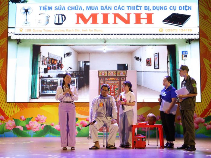 Tiểu phẩm xử lý tình huống của đơn vị phường Rạch Giá công diễn tại lễ bế mạc hội thi.