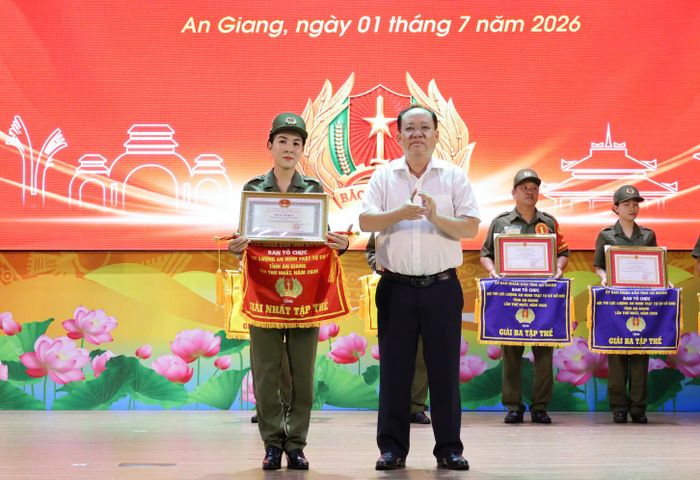 Phó Chủ tịch Thường trực UBND tỉnh Nguyễn Thanh Phong trao giải nhất cho đội thi phường Long Xuyên.