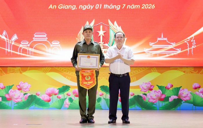 Phó Chủ tịch Thường trực UBND tỉnh Nguyễn Thanh Phong trao giải nhất cho cá nhân thuộc lực lượng bảo vệ an ninh trật tự ở cơ sở phường Long Xuyên.