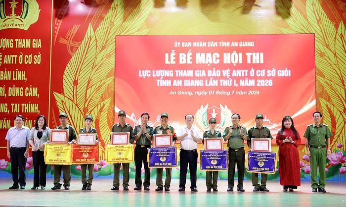 Ban Tổ chức hội thi chụp ảnh cùng các đội đạt giải tại hội thi.