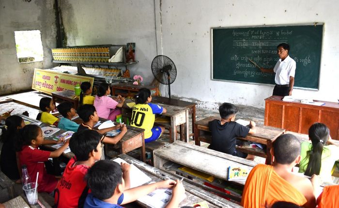 Học sinh học chữ Khmer miễn phí tại chùa Thứ Ba, xã An Biên. Ảnh: BẢO TRÂN