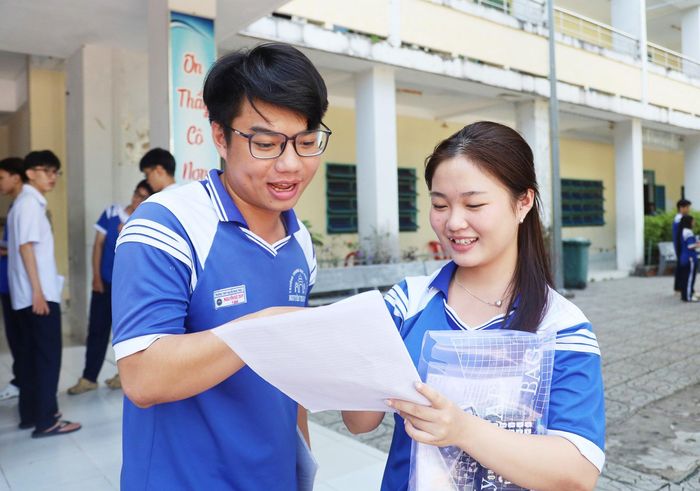 Thí sinh tại điểm thi Trường Trung học phổ thông Nguyễn Trung Trực 1, phường Rạch Giá trao đổi sau buổi thi môn tự chọn. 