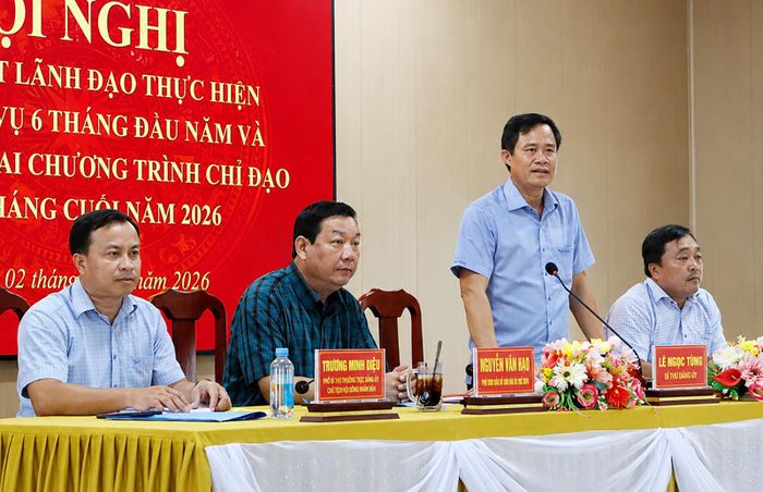 Bí thư Đảng ủy xã Đông Hòa Lê Ngọc Tùng gợi ý thảo luận.