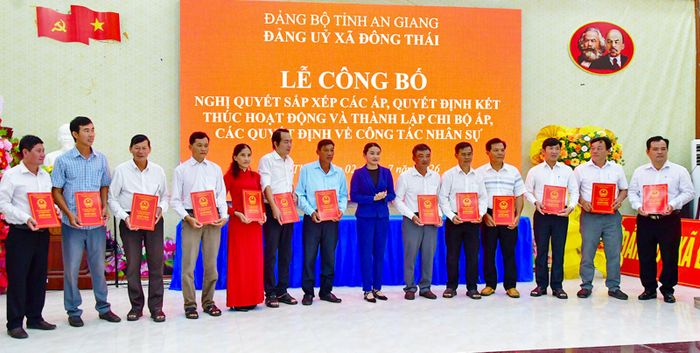 Chủ tịch UBND xã Đông Thái Nguyễn Thị Bích Thủy trao quyết định cho thôi giữ chức danh trưởng ấp.