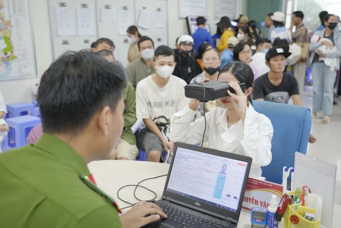 Công an đặc khu Phú Quốc thực hiện thủ tục cấp căn cước cho người dân.