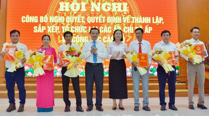 Bí thư Đảng ủy xã Hòn Đất Dương Minh Tâm (thứ tư, từ trái qua); Chủ tịch UBND xã Hòn Đất Phạm Thu Thủy (thứ tư, từ phải qua) trao quyết định chỉ định các chức danh trưởng ấp, phó trưởng ấp đối với 6 ấp mới thành lập.