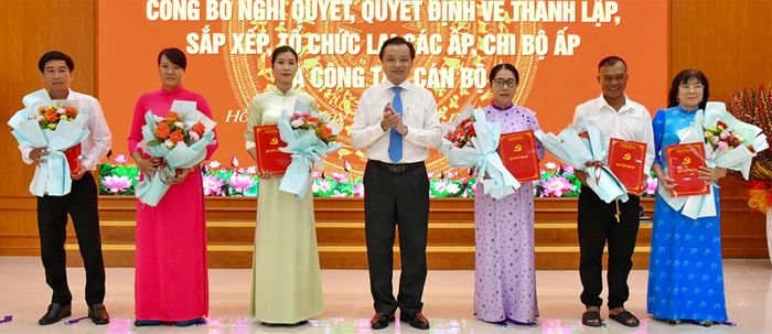 Bí thư Đảng ủy xã Hòn Đất Dương Minh Tâm trao các quyết định cho đại diện các ấp mới thành lập sau sắp xếp.
