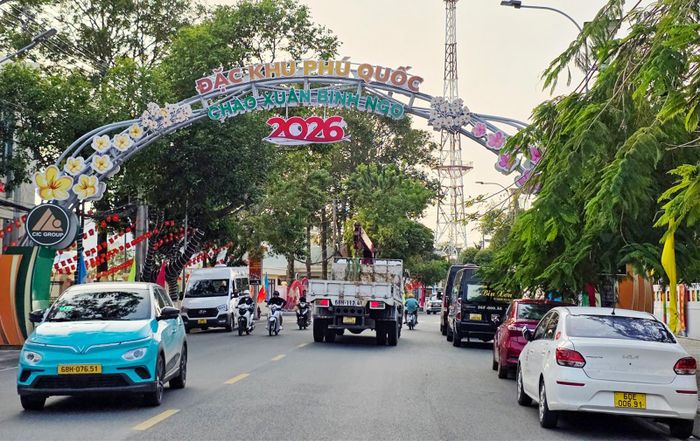 Phương tiện giao thông lưu thông tại trung tâm đặc khu Phú Quốc.