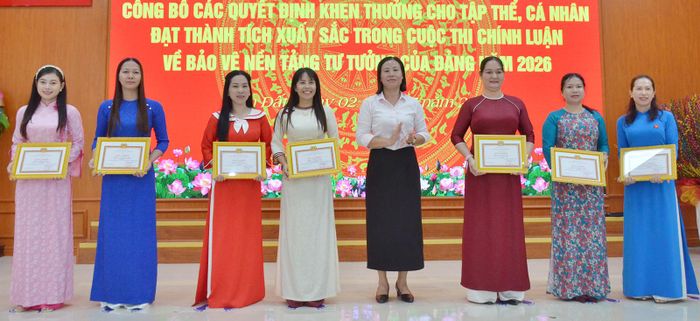 Chủ tịch UBND xã Hòn Đất Phạm Thu Thủy trao giấy khen cho cá nhân có thành tích xuất sắc trong Cuộc thi chính luận về bảo vệ nền tảng tư tưởng của Đảng năm 2026.