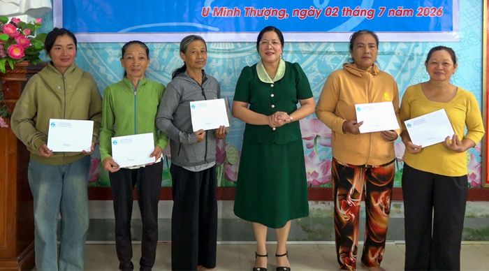 Phó Chủ tịch Hội Liên hiệp Phụ nữ tỉnh An Giang Lê Thị Ngọc Dung trao các phần quà cho hội viên phụ nữ.