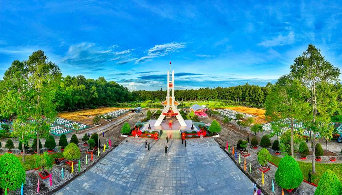 Nghĩa trang Liệt sĩ Châu Phú, xã Vĩnh Thạnh Trung.