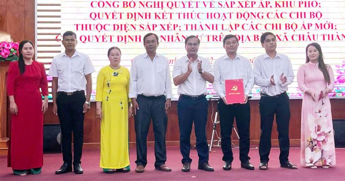 Phó Bí thư Thường trực Đảng ủy, Chủ tịch HĐND xã Trương Quốc Bảo trao quyết định chỉ định ban chấp hành, bí thư, phó bí thư chi bộ ấp.