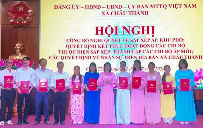 Chủ tịch Ủy ban MTTQ Việt Nam xã Châu Thành Nguyễn Thị Quyên trao quyết định cho 11 ban công tác Mặt trận ấp.