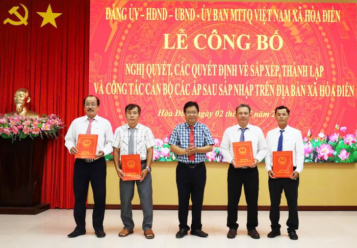 Phó Bí thư Đảng ủy, Chủ tịch UBND xã Hòa Điền Võ Quang Phúc trao quyết định chỉ định trưởng ấp lâm thời
